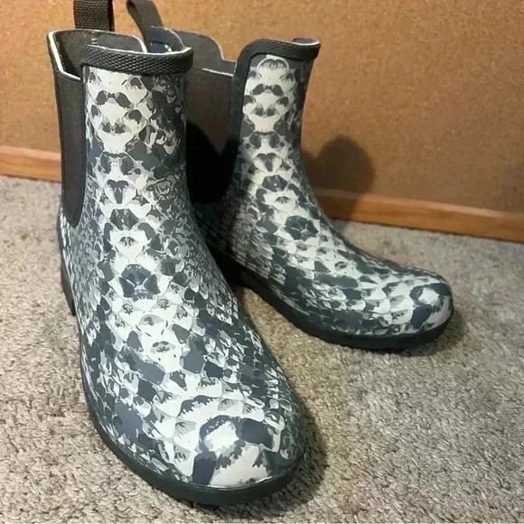 Chooka Women's Snake Print Eastlake Rain Boots Size 6 Gray Booties - Picture 2 of 9